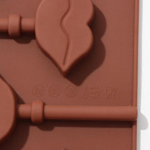 Форма силиконовая для леденцов Доляна «Поцелуй», 24×9,4×1,5 см, 6 ячеек (4×2,4 см), с палочками, цвет коричневый Доляна