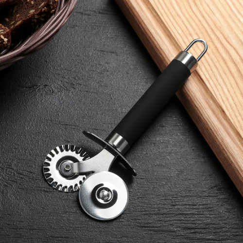 Нож для пиццы и теста Доляна Venus, 17 см, ручка soft-touch, цвет чёрный Доляна